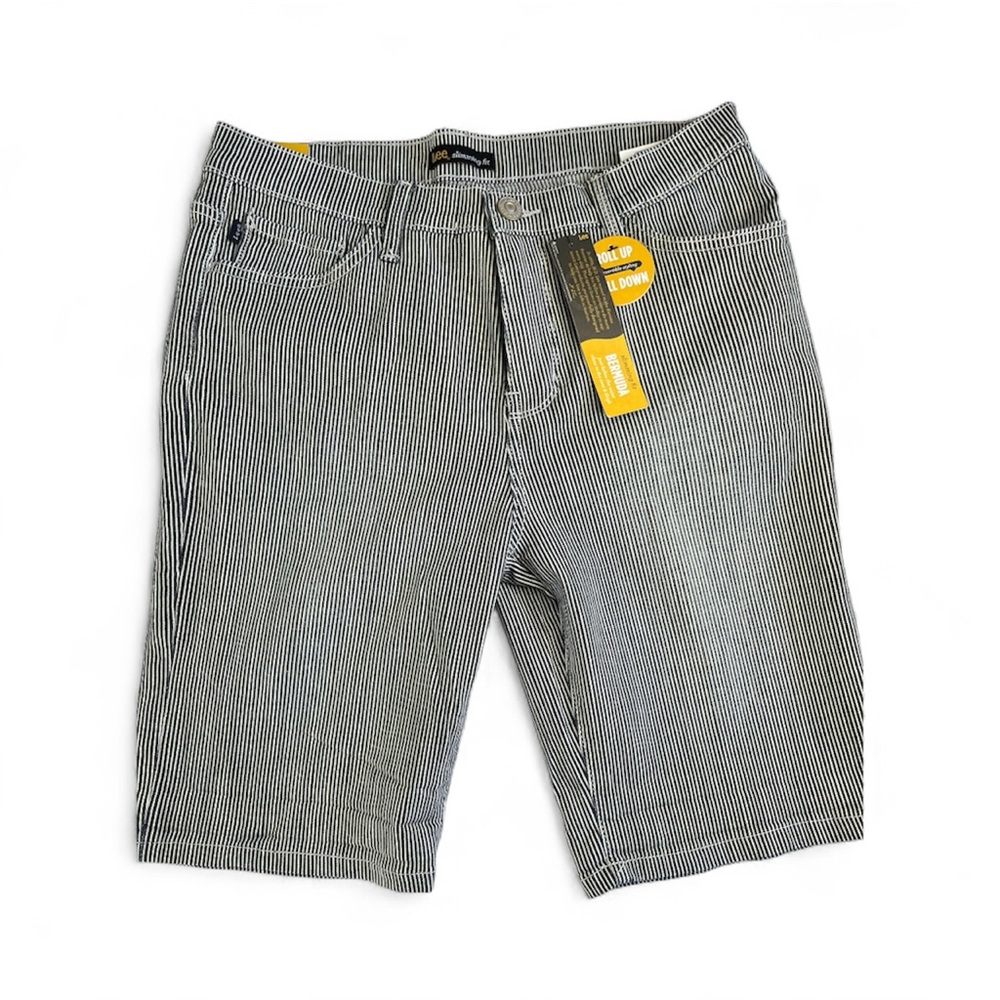 Lee Slimming Fit Bermuda shorts. Blue/white dark railroad. Size 8M. 10” inseam.